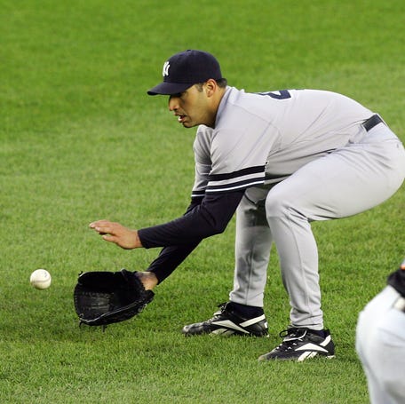 NEW YORK - MAY 18: Andy Pettitte #46 of the New York Yankees fields a ball hit by Carlos Beltran #15 of the New York Mets during their game at Shea Stadium May 18, 2007 in the Flushing neighborhood of the Queens borough of New York City. (Photo by Jim McIsaac/Getty Images)