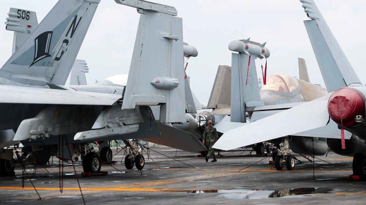 Iran memperlihatkan mural yang memperingatkan balasan jika AS melakukan serangan militer