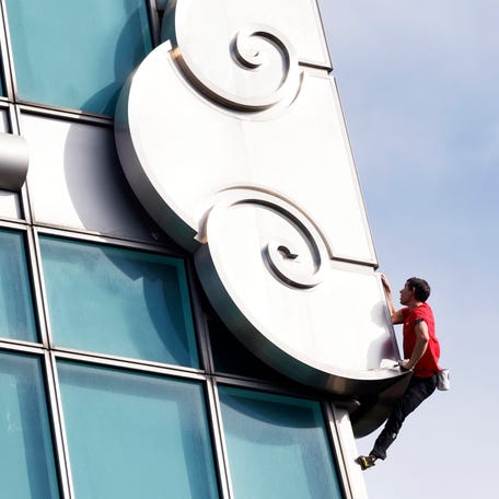Alex Honnold free solo climbs Taipei 101.