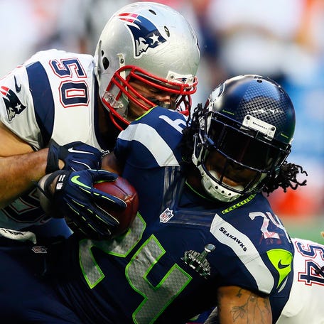 GLENDALE, AZ - FEBRUARY 01: Marshawn Lynch #24 of the Seattle Seahawks is tackled by Rob Ninkovich #50 and Dont'a Hightower #54 of the New England Patriots during Super Bowl XLIX at University of Phoenix Stadium on February 1, 2015 in Glendale, Arizona. (Photo by Kevin C. Cox/Getty Images)