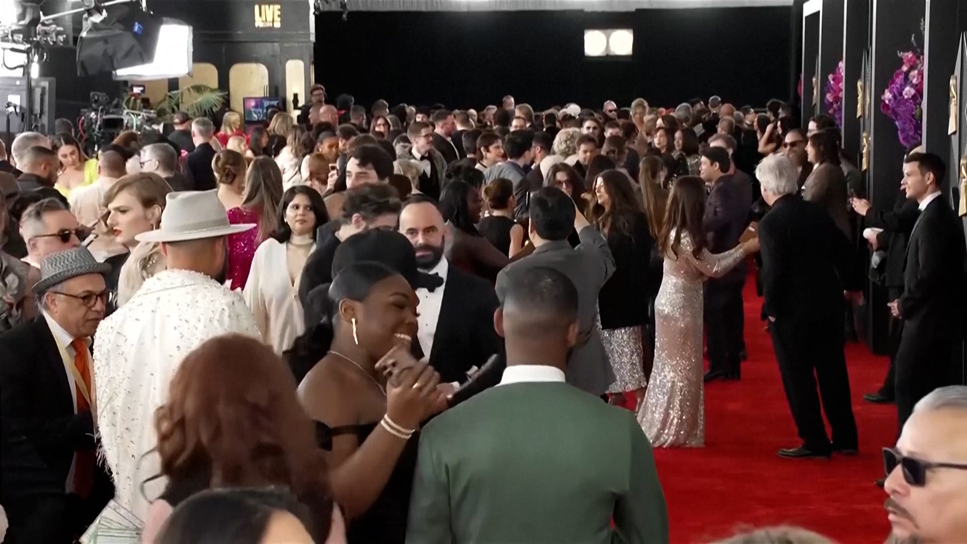 महिला खेल सितारों में ब्रिटनी ग्रिनर, सू बर्ड आईसीई का आह्वान कर रही हैं