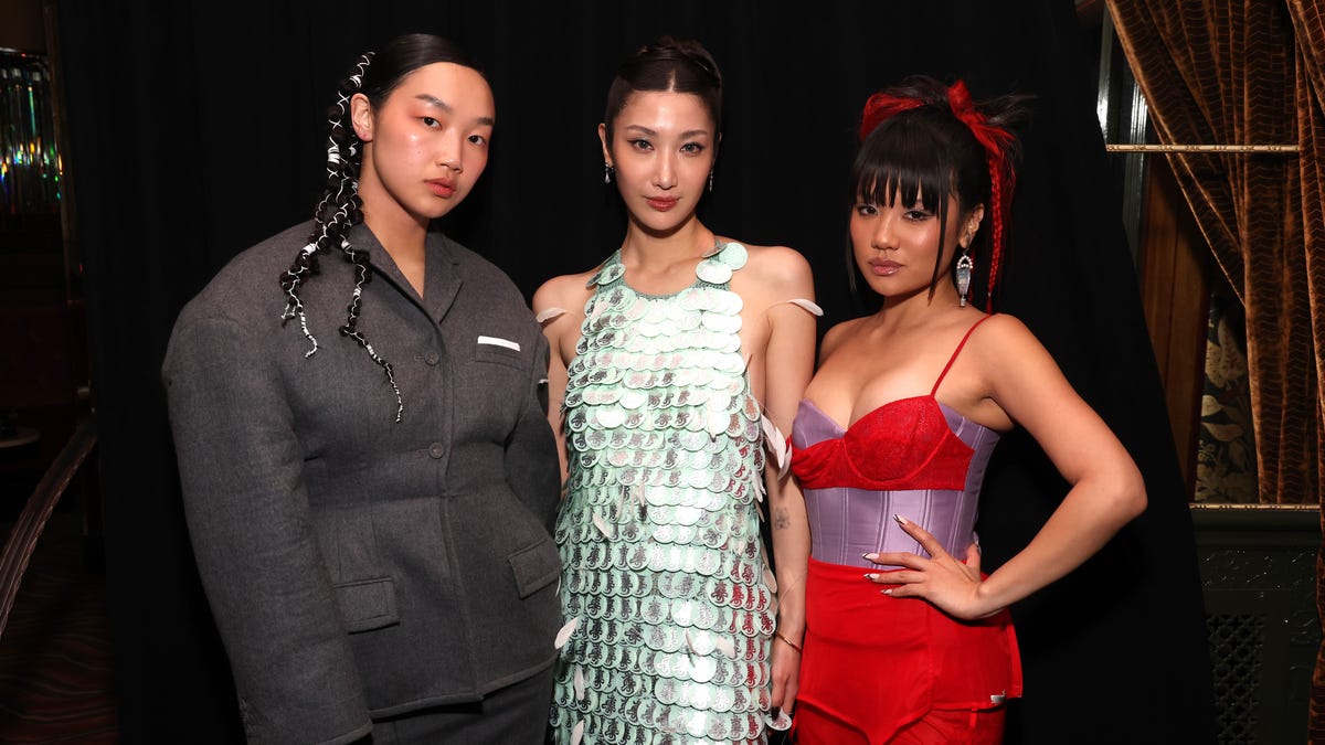 'KPop Demon Hunters' gets a 'Golden' Oscars moment with HUNTR/X performance