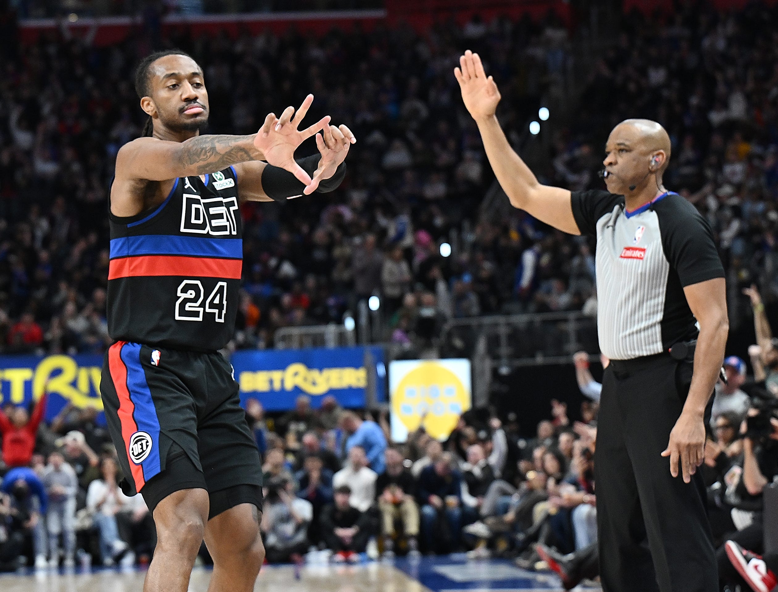 Pistons sign Daniss Jenkins to two-year deal
