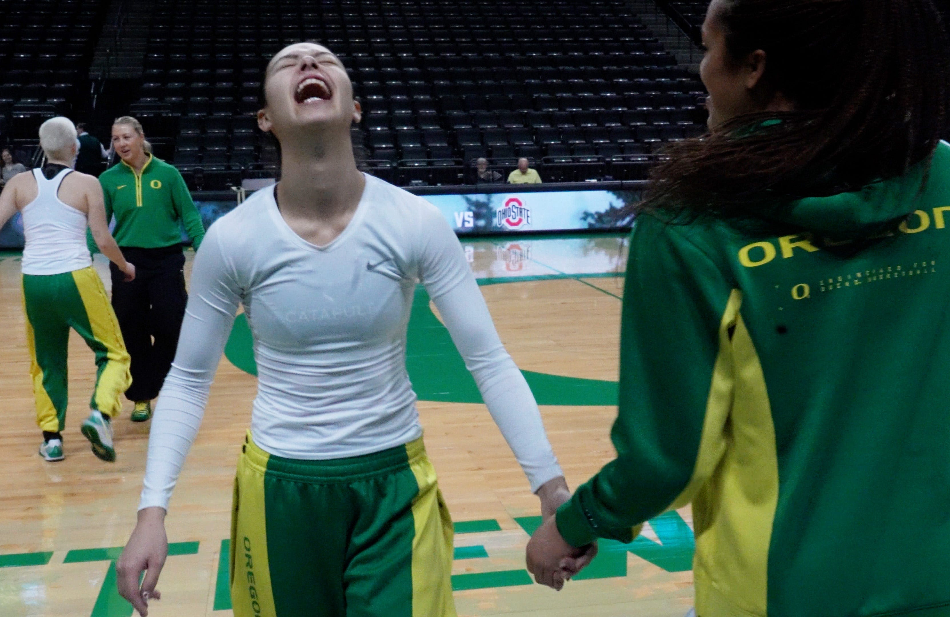 Oregon women’s basketball warms up before Ohio State game