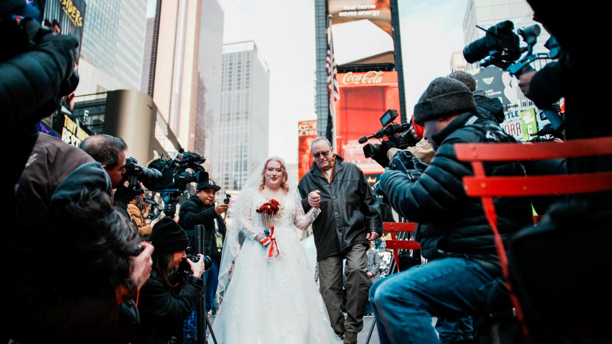 Couple ties the knot in Times Square on Valentine’s Day 2026