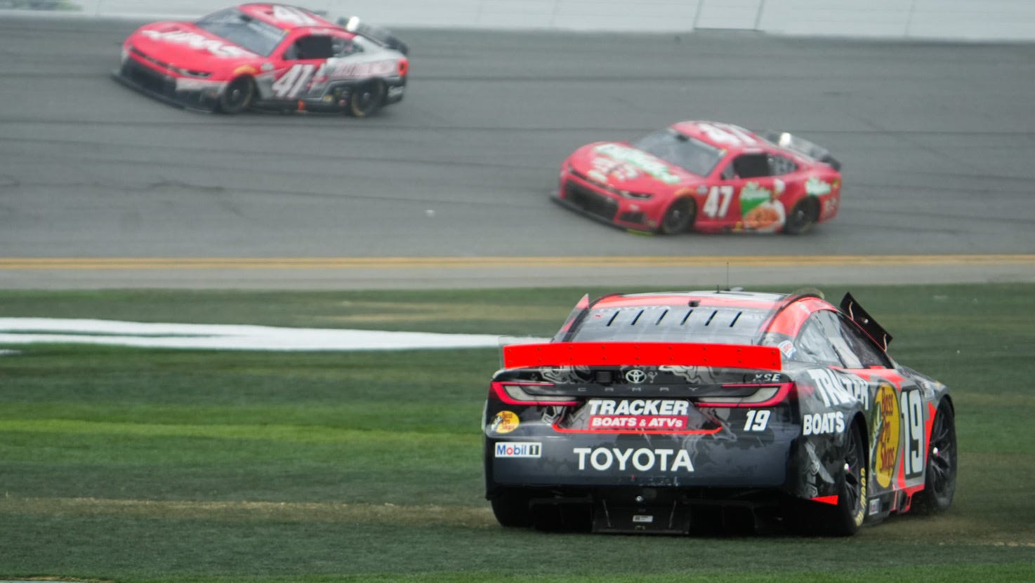 Daytona 500 wreck takes out 9 cars. What happened, who got caught