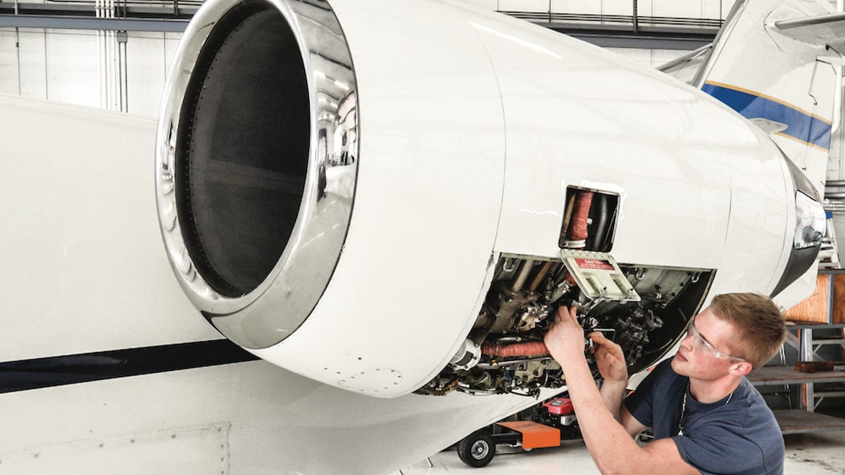 क्या आप विमान तकनीशियन बनना चाहते हैं? हैगरस्टाउन कार्यक्रम छात्रों के लिए रोजगार लेकर आया है