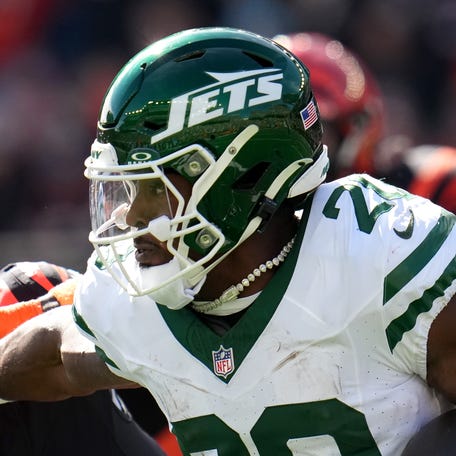 CINCINNATI, OHIO - OCTOBER 26: Breece Hall #20 of the New York Jets carries the ball defended by Demetrius Knight Jr. #44 of the Cincinnati Bengals during the first quarter in the game at Paycor Stadium on October 26, 2025 in Cincinnati, Ohio. (Photo by Dylan Buell/Getty Images)