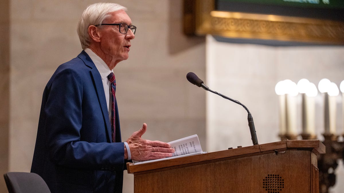 Tony Evers firma en la ley de Wisconsin una definición de antisemitismo