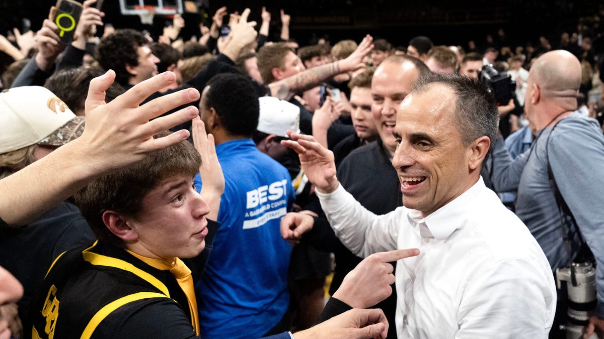 Οι φίλοι του μπάσκετ της Αϊόβα αντιδρούν καθώς ο Τζέιντιν Κουν δεσμεύεται στους Χόκι