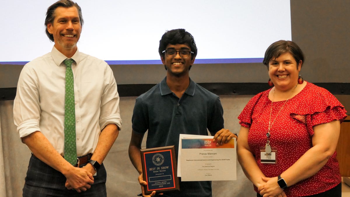 Estudiante de la Escuela Secundaria Eastside camino a la feria internacional de ciencias