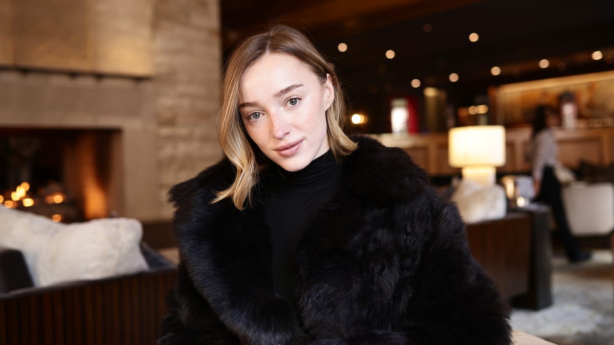 'Beach Read' movie casts Phoebe Dynevor as Emily Henry teases more