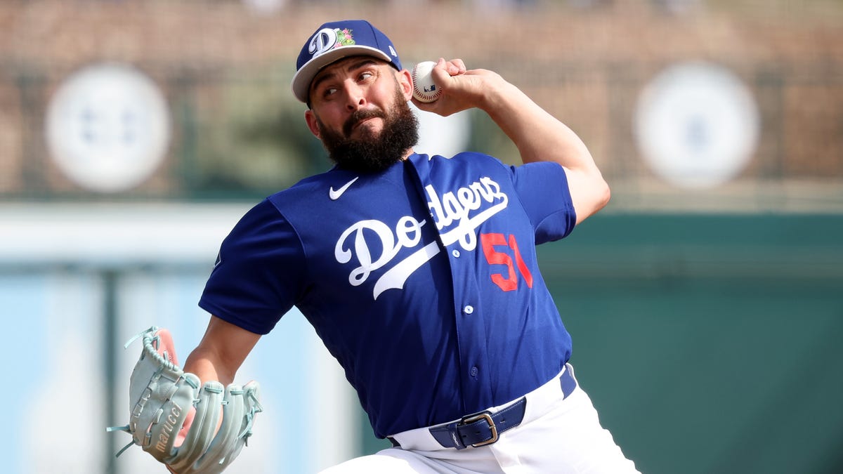 Alex Vesia cheered in first outing since daughter's death: 'It means a lot'