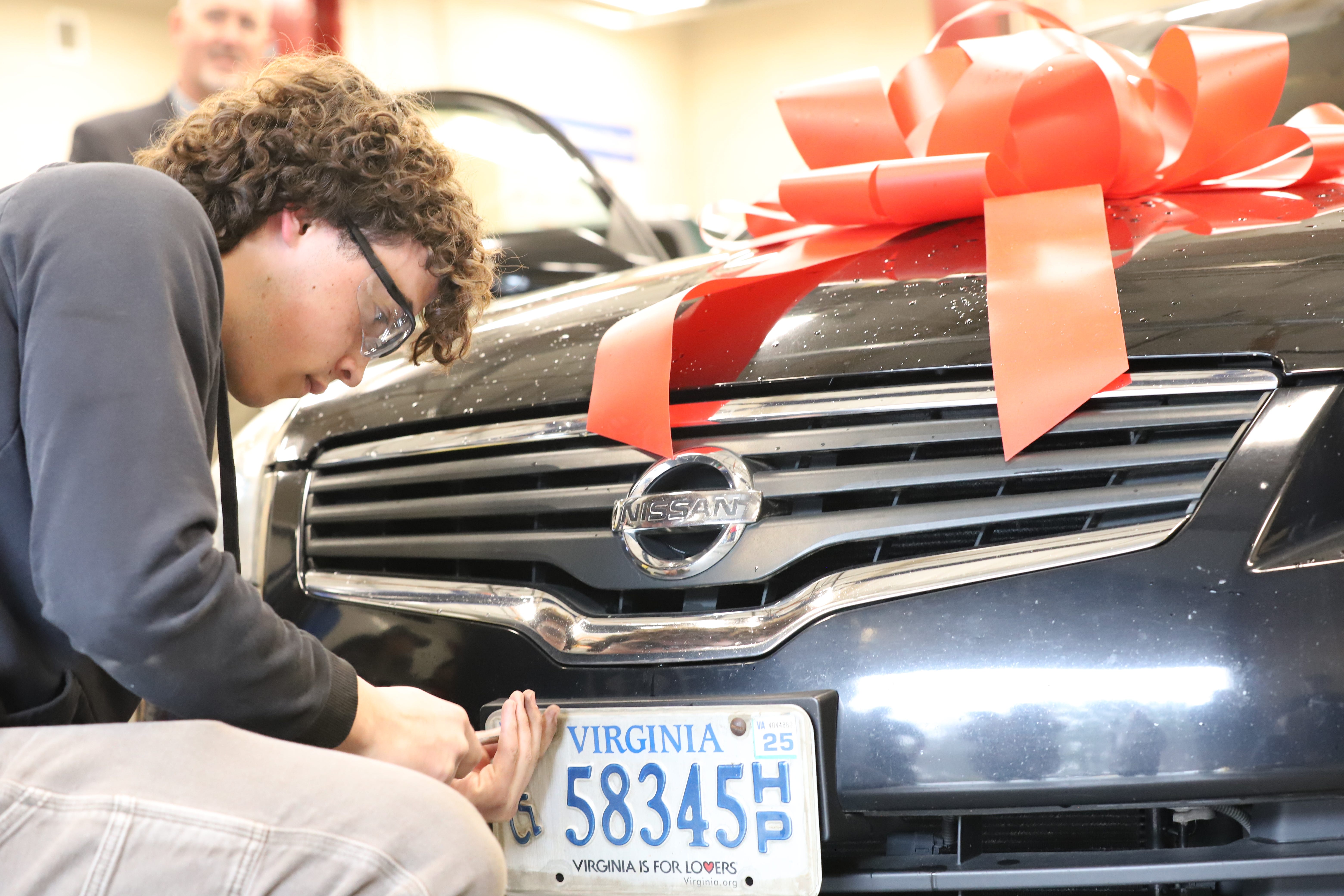 Watch kind high schoolers repair cars and gift them to single moms in need