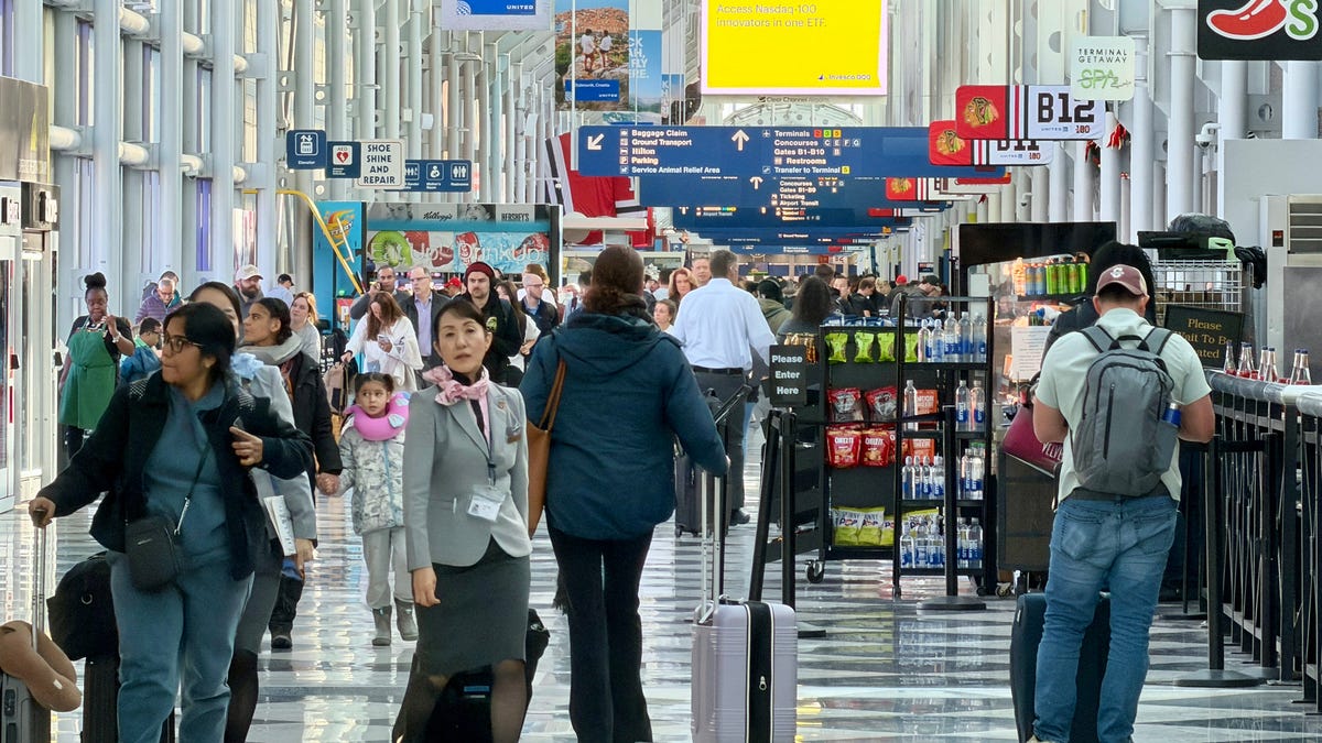 FAA plans to reduce flights at Chicago O'Hare, cites boost in schedules