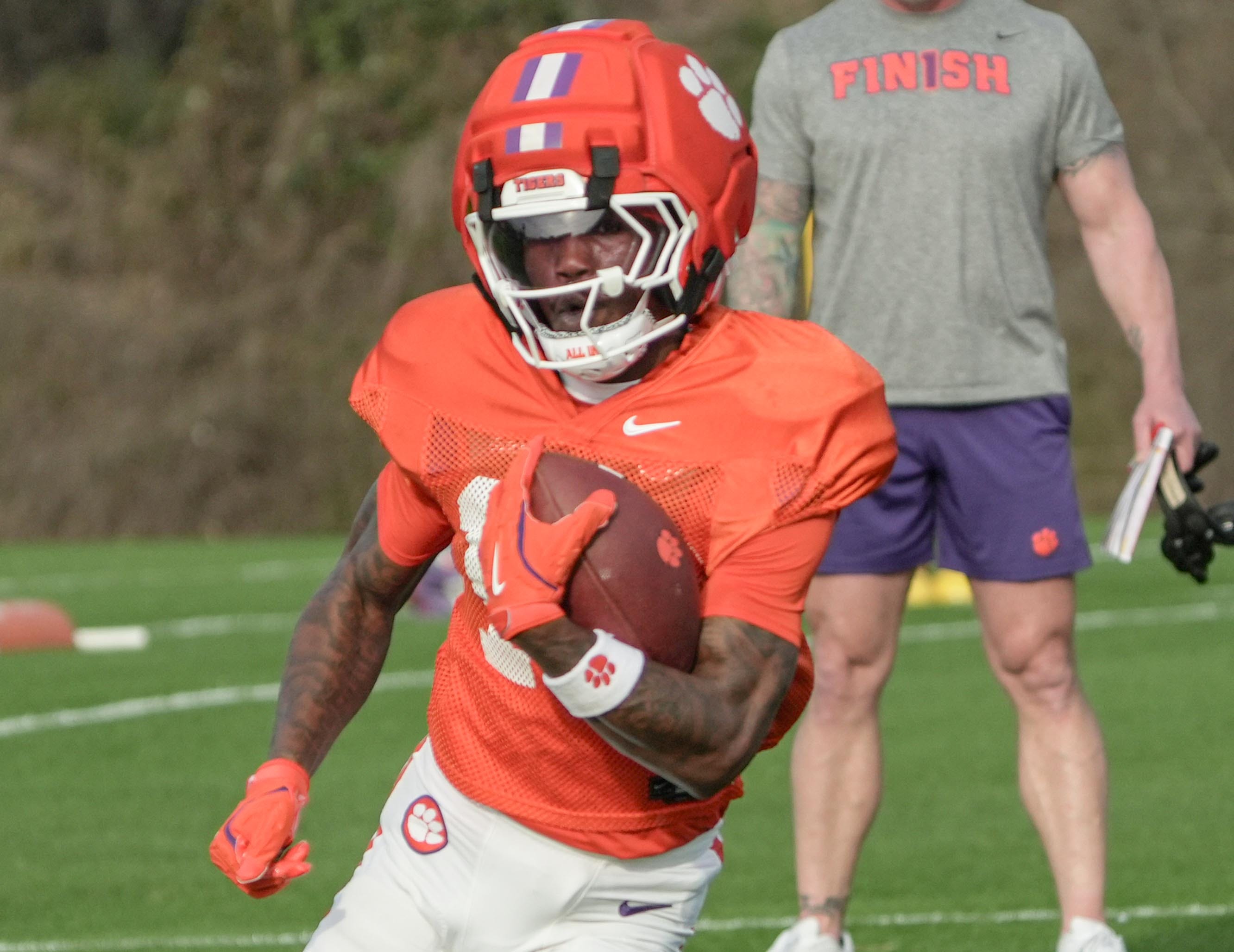 كريس جونسون الابن يرد على انتقادات دابو سوييني في كليمسون