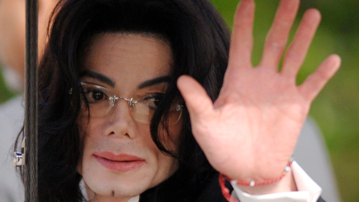Michael Jackson waves as he arrives at the Santa Barbara County Courthouse in Santa Maria, California, on May 13, 2005.