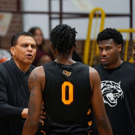 Bethune-Cookman head coach Reggie Theus has a chat with his team during the game against Southern, Monday, Jan. 12, 2026.