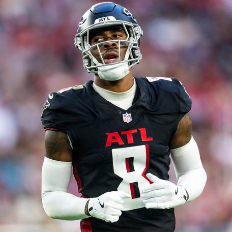 Atlanta Falcons tight end Kyle Pitts Sr. (8) against the Arizona Cardinals at State Farm Stadium in Glendale, Arizona on Dec. 21, 2025.