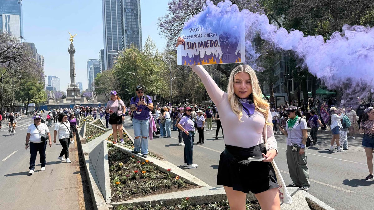 https://www.gannett-cdn.com/authoring/authoring-images/2026/03/09/PPHX/89060360007-juntas-poderosas-libres-y-sin-miedo-una-de-las-consignas-en-la-marcha-del-8-m-diana-garcia-la-voz.jpeg?crop=4031,2269,x0,y377&width=1200