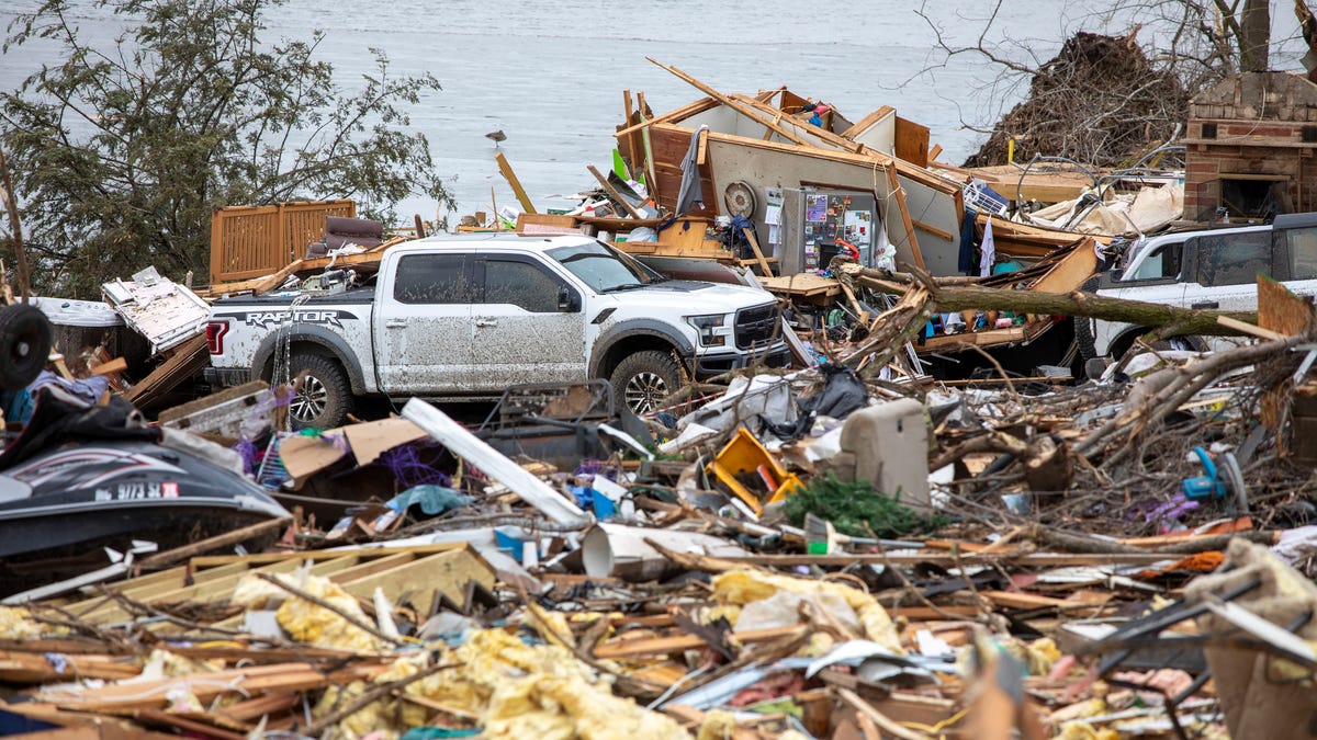 At least 2 dead, homes destroyed after tornadoes hit Midwest