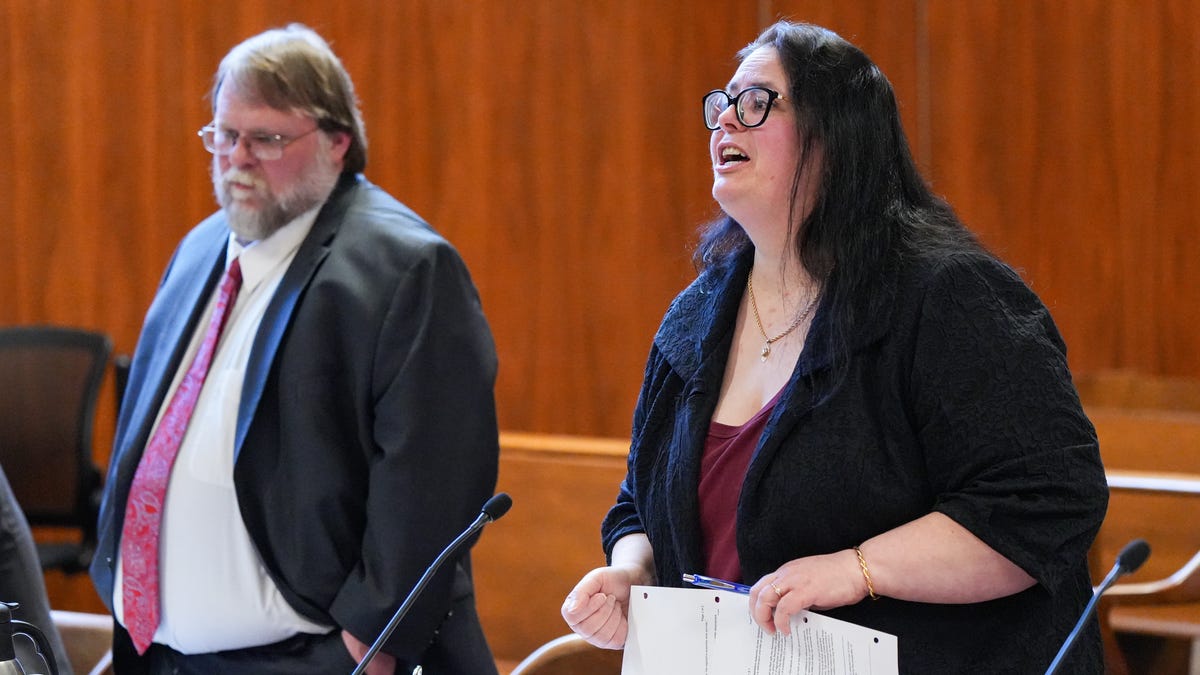 89090460007-260310-gas-tax-lawsuit-12.jp