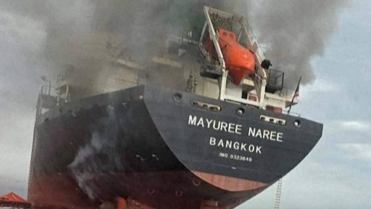 ships in strait of hormuz hit.jpg