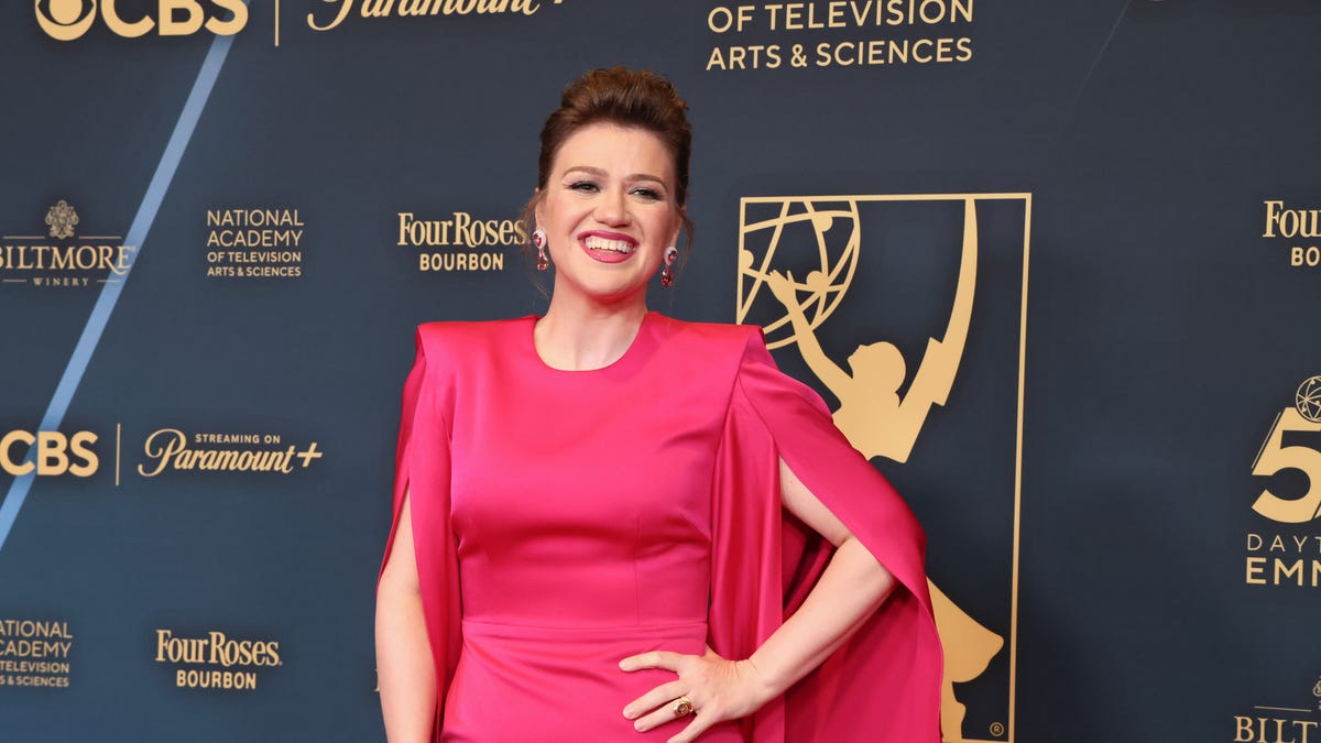 Kelly Clarkson never got her 'American Idol' winning prize