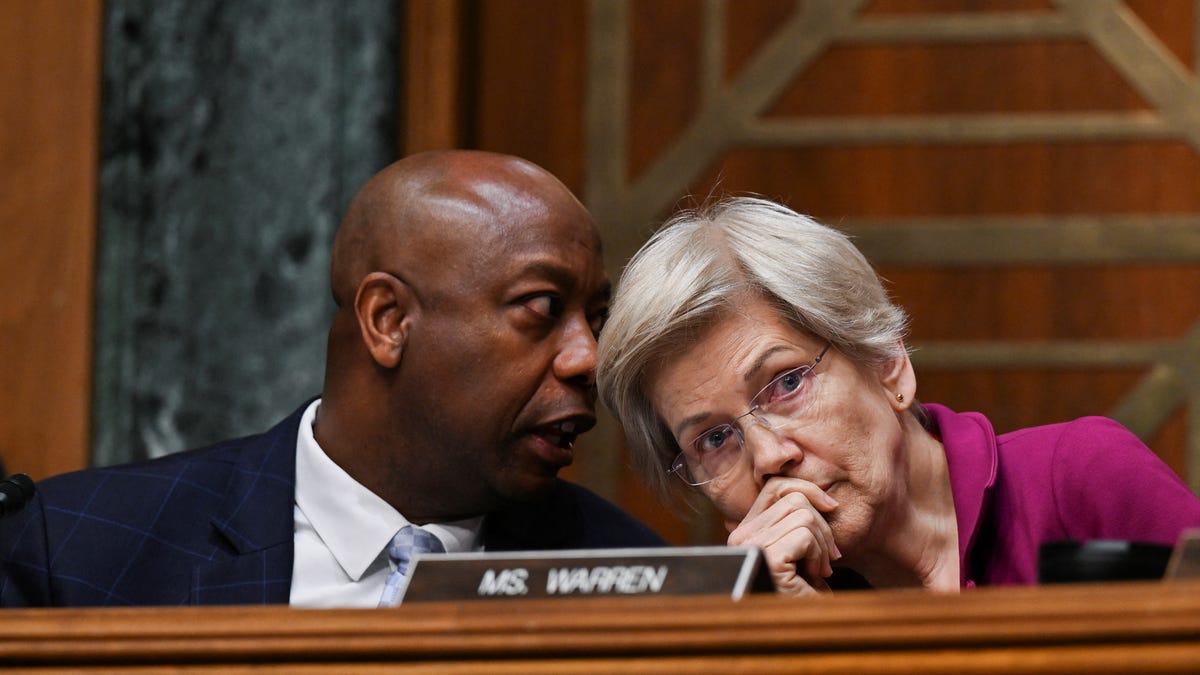Chairman Tim Scott (R-SC) speaks with Ranking Member Elizabeth Warren (D-MA) during a Senate Banking, Housing and Urban Affairs Committee confirmation hearing in February 2025.