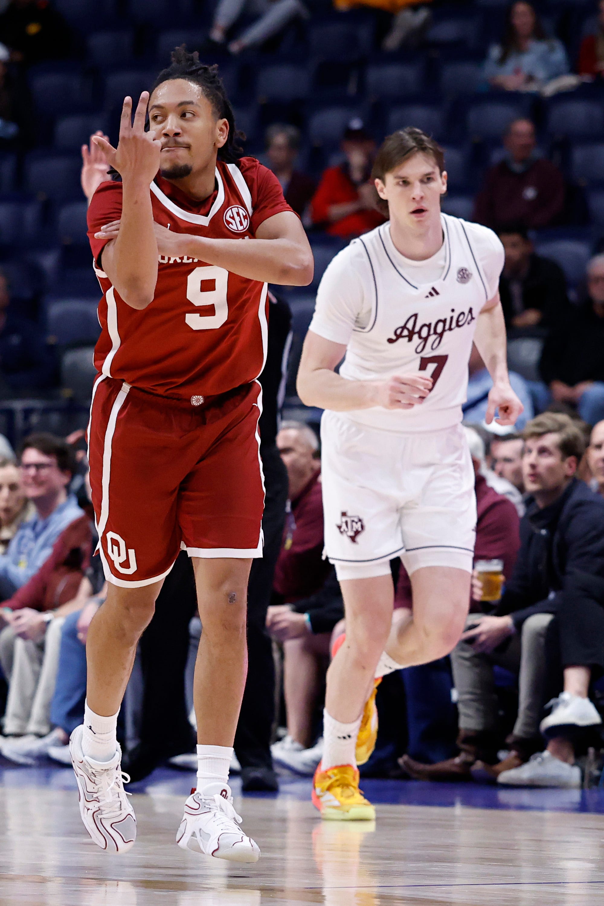 Oklahoma Sooners players during a timeout