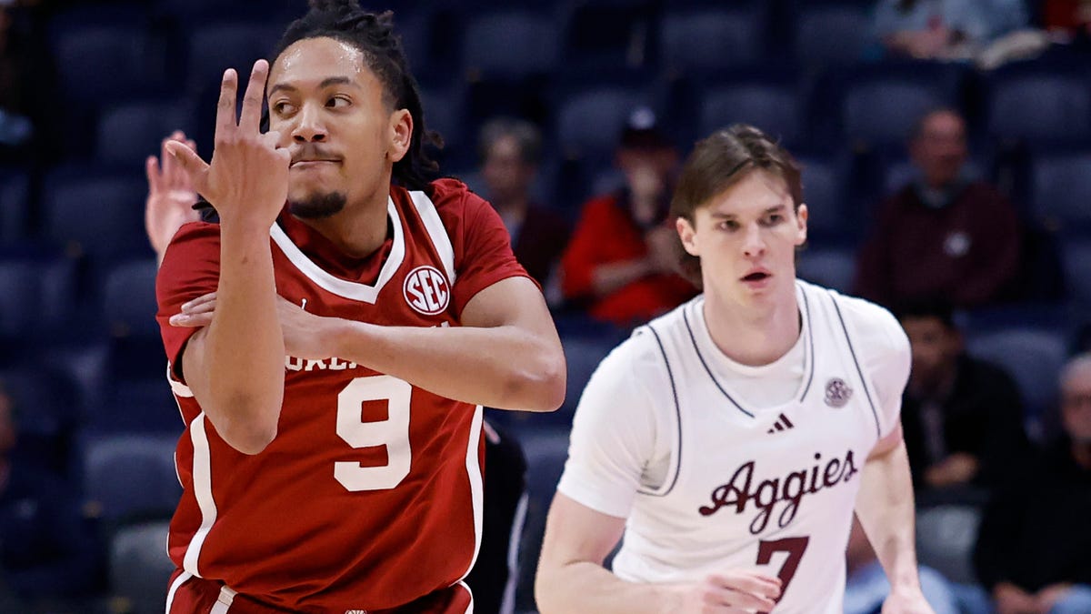 Oklahoma Sooners players during a timeout