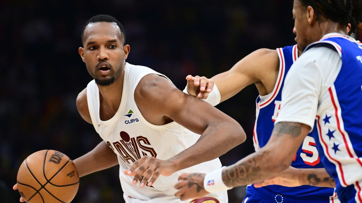 NBA players in action during a previous Cavaliers vs Mavericks game