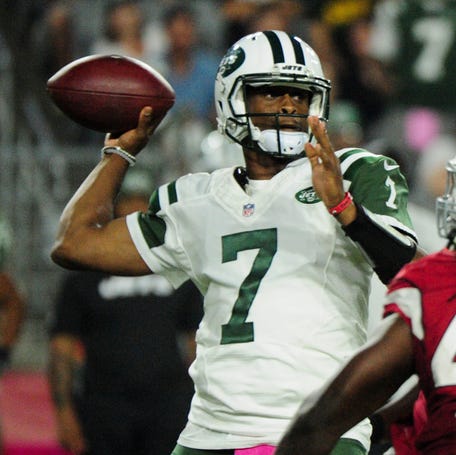 New York Jets quarterback Geno Smith (7) looks to pass during the second half against the Arizona Cardinals at University of Phoenix Stadium.