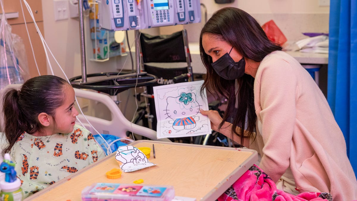 Duchess Meghan pays surprise visit to LA children's hospital