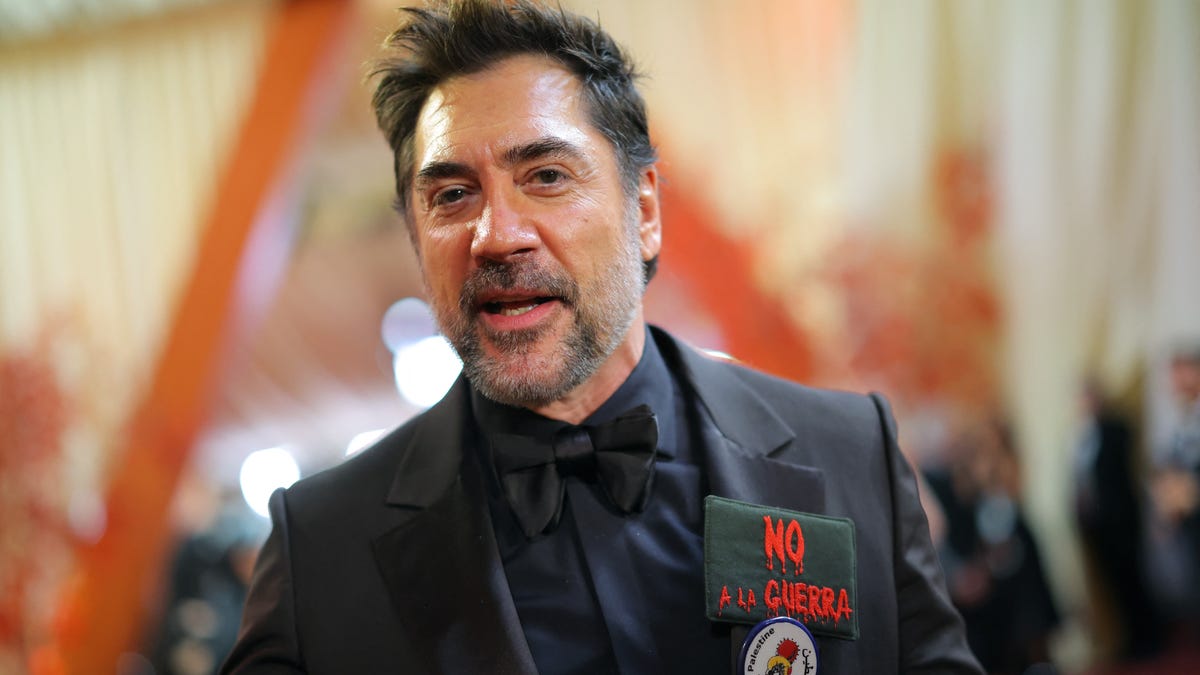 Javier Bardem wears a pin which reads: "Palestine", and an anti-war sign, on the red carpet during the Oscars arrivals at the 98th Academy Awards in Hollywood, Los Angeles, California, U.S., March 15, 2026. REUTERS/Carlos Barria
