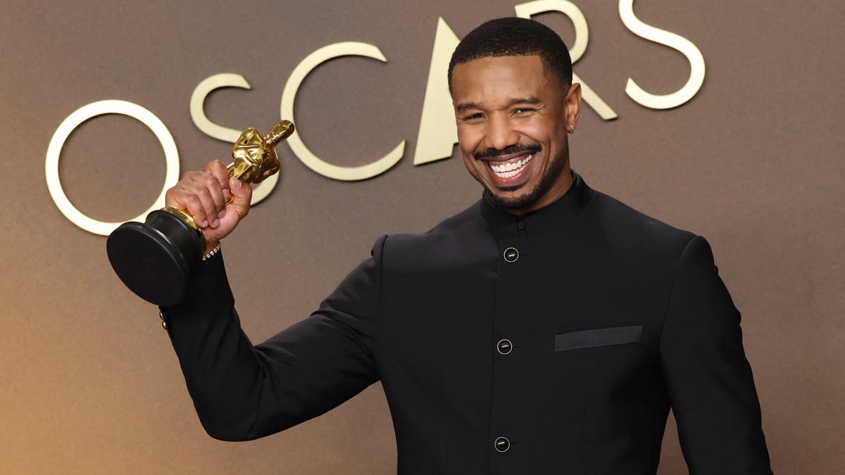 Michael B. Jordan takes his Oscar to In-N-Out, fans erupt