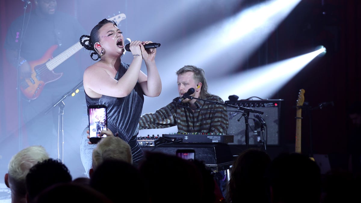 Lola Young makes triumphant concert return at Elton John Oscars party