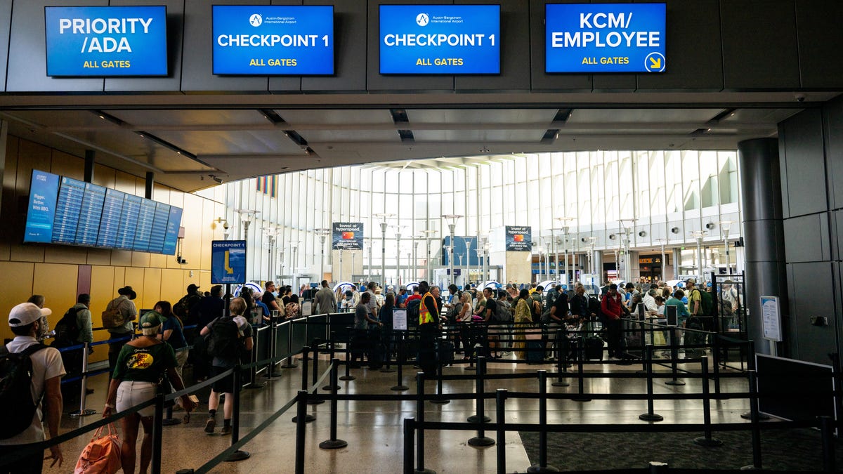 ¿Filas eternas en la TSA? Así puedes revisar los tiempos y qué pasa si pierdes tu vuelo