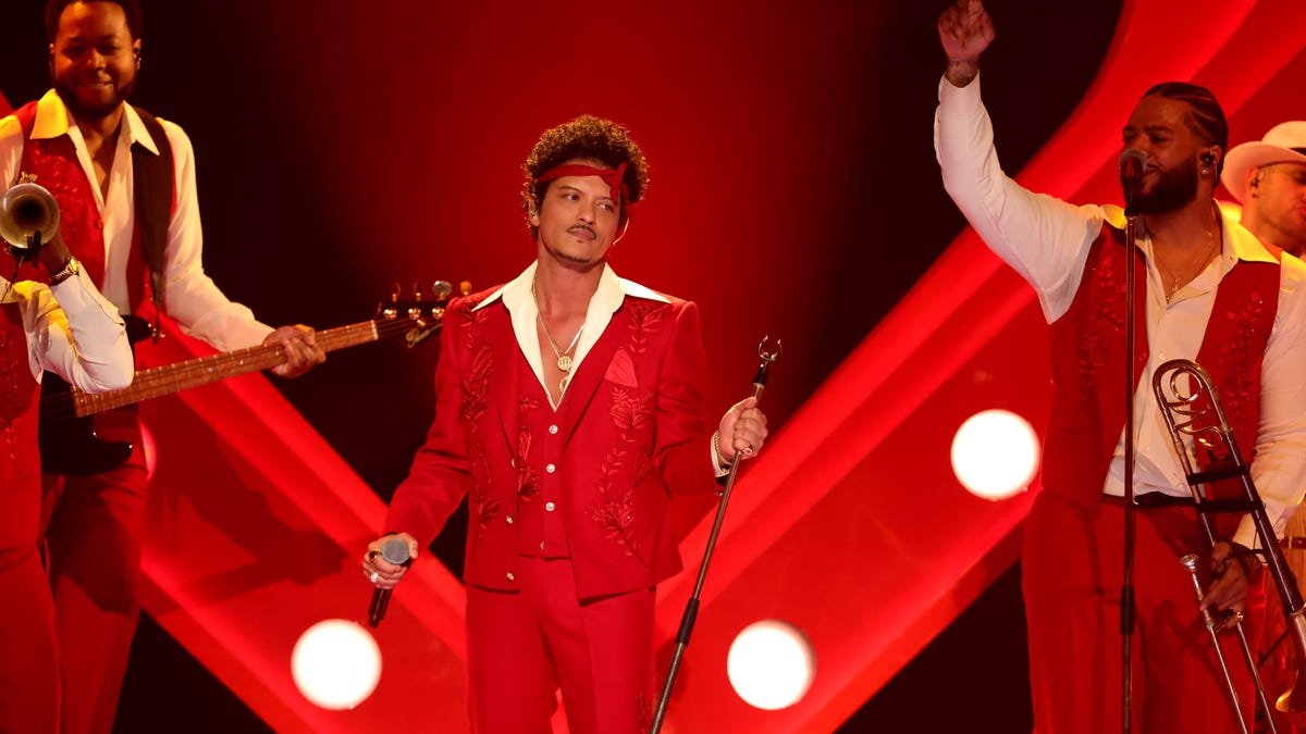 Bruno Mars clears air after rumors of post calling Taylor Swift 'talentless'