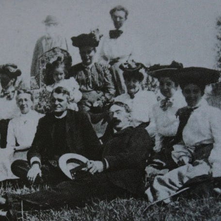 In 1904, members of Grace Episcopal Church of Oxford enjoyed a picnic at the Huguenot Fort.