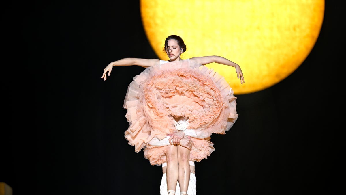 Ballet, theatrics and more moments from Rosal&iacute;a's Lux tour
