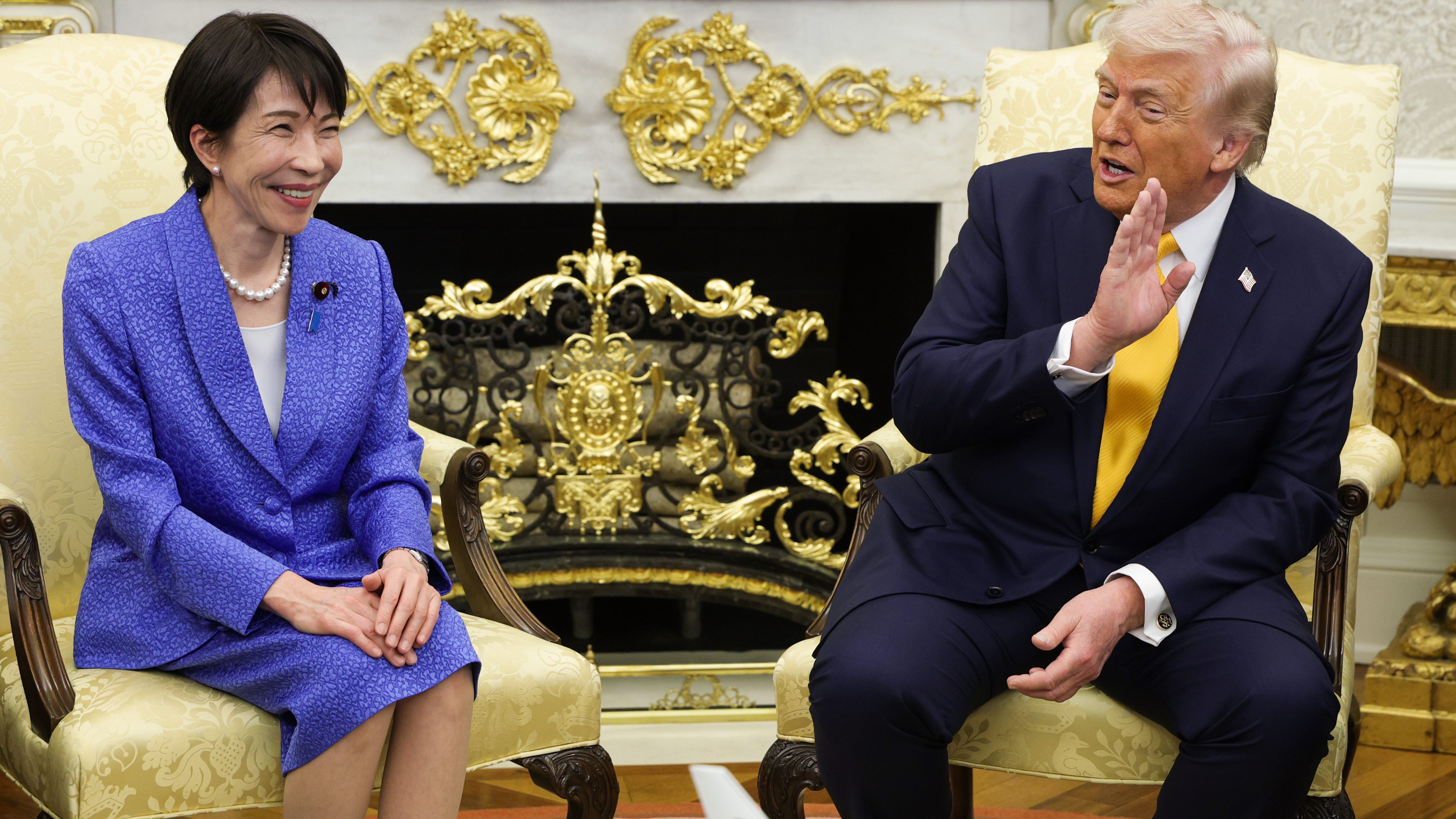 Return only the translated title: ¿Con Trump visitando Memphis, dónde están sus índices de aprobación? Ve las encuestas