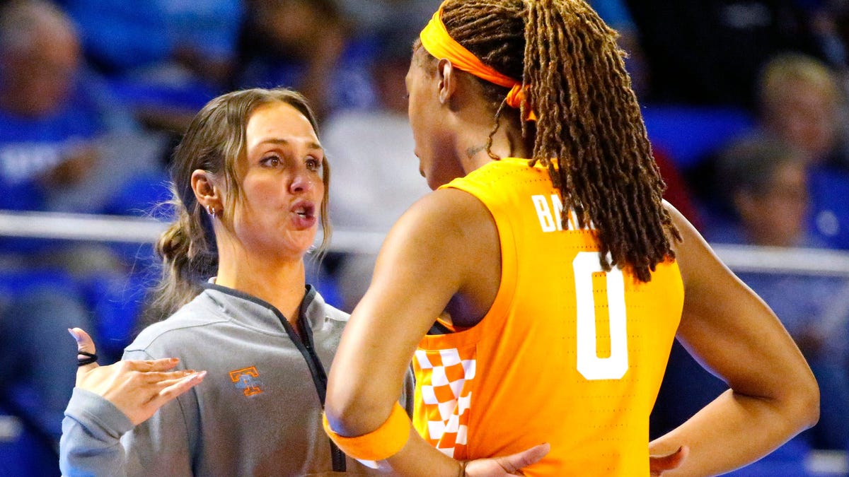 Tennessee Lady Volunteers coach Kim Caldwell on the sideline with Tennessee Lady Volunteers forward Janiah Barker (0) during the NCAA women's basketball game against Middle Tennessee on Thursday, Nov. 20, 2025, at Middle Tennessee.