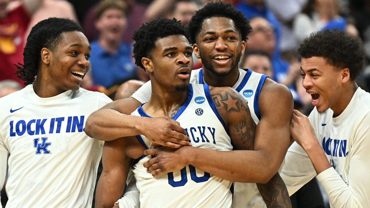 Kentucky's Otega Oweh (00) celebrates with teammates after shooting a 3-point basket to tie the game against Santa Clara as time expired.