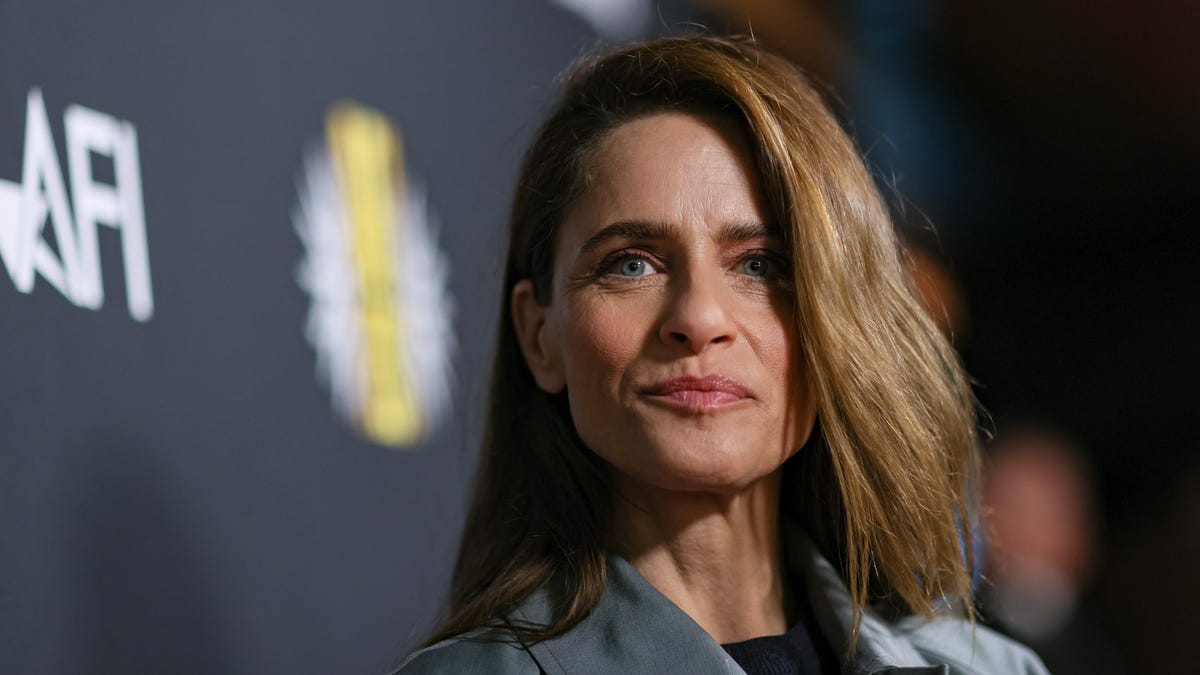 Amanda Peet says she battled breast cancer as both of her parents died