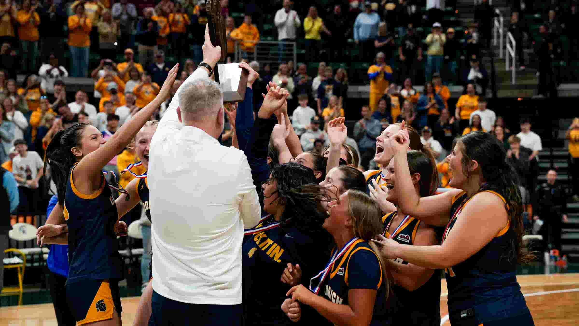 Το μπάσκετ των κοριτσιών Goodrich λαμβάνει μετάλλια κρατικού τίτλου MHSAA Division 2