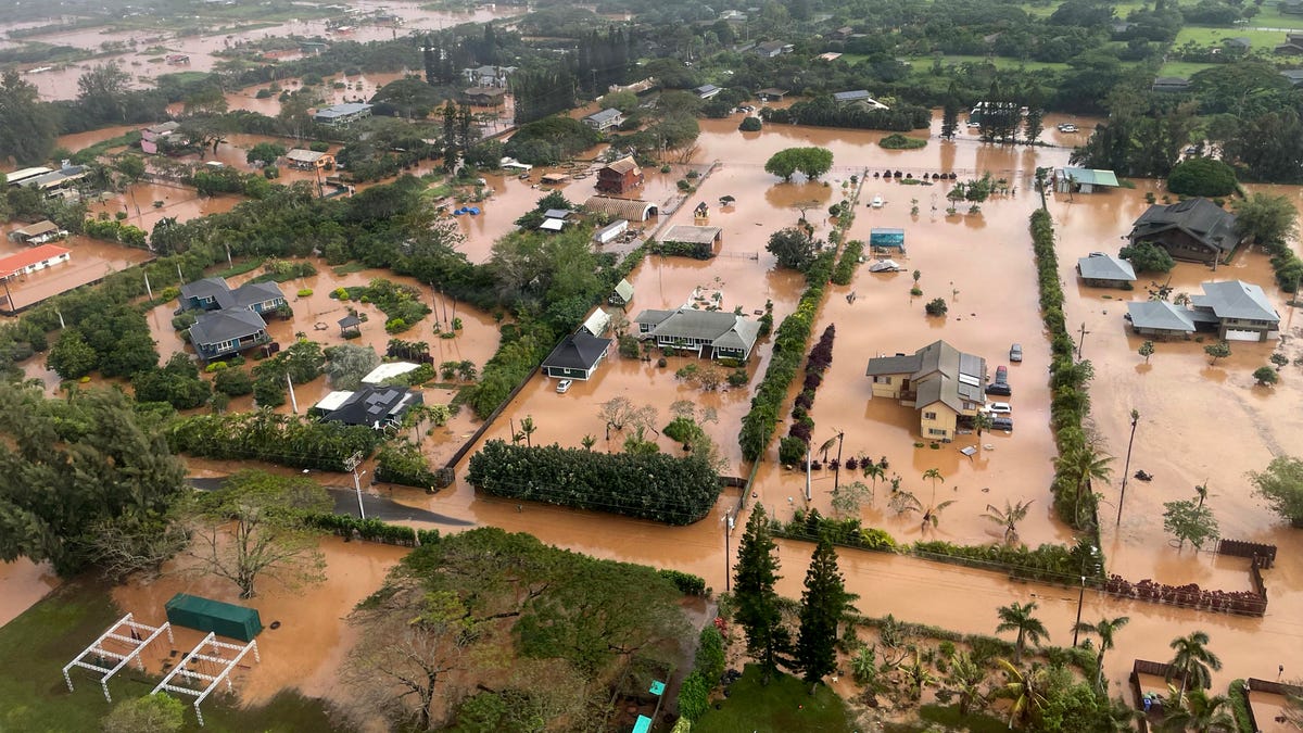 See floodwaters overwhelm communities across Hawaii