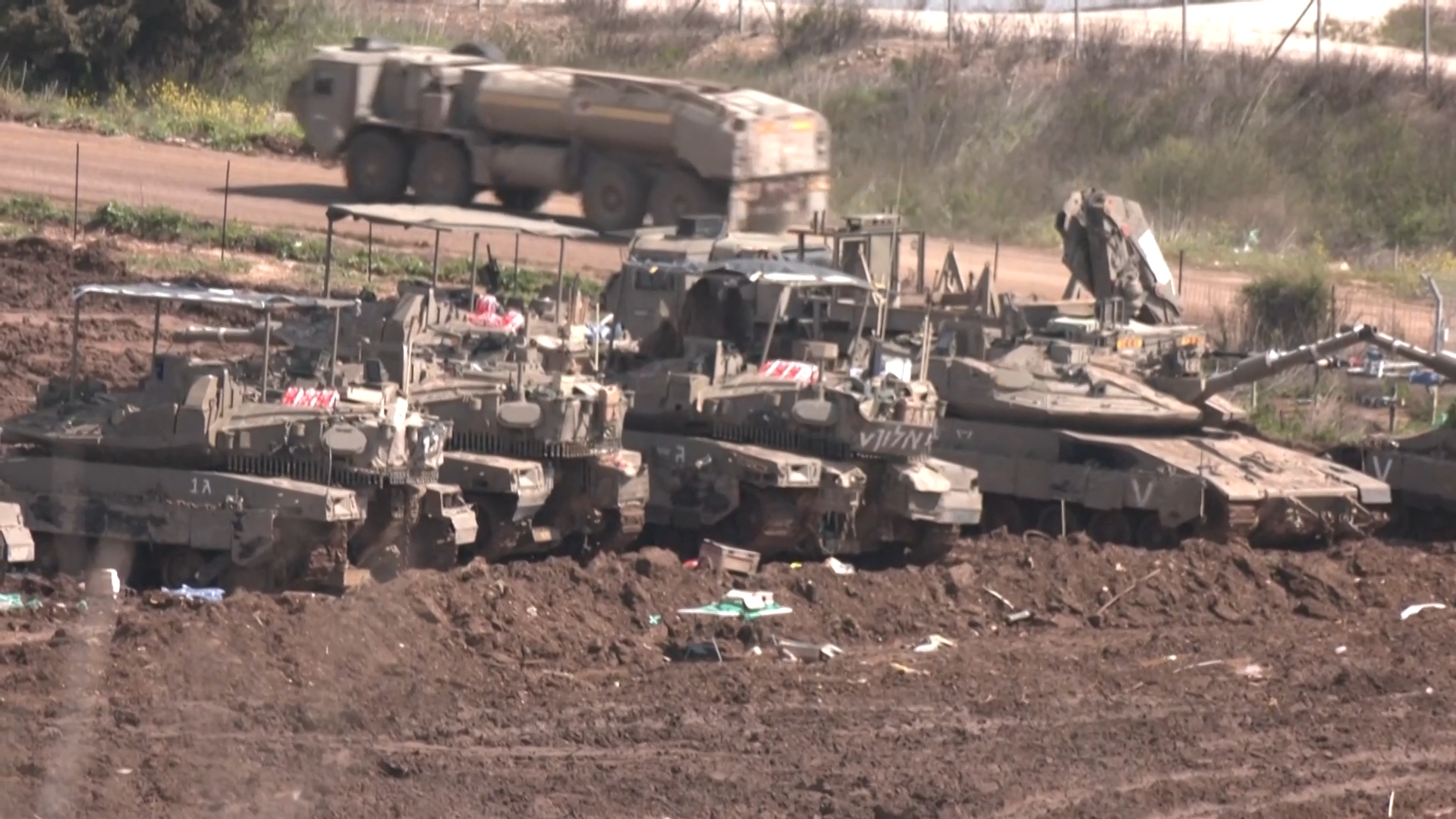 हिजबुल्लाह द्वारा रॉकेट दागे जाने के कारण इजरायली सेना लेबनान की सीमा के करीब पहुंच गई