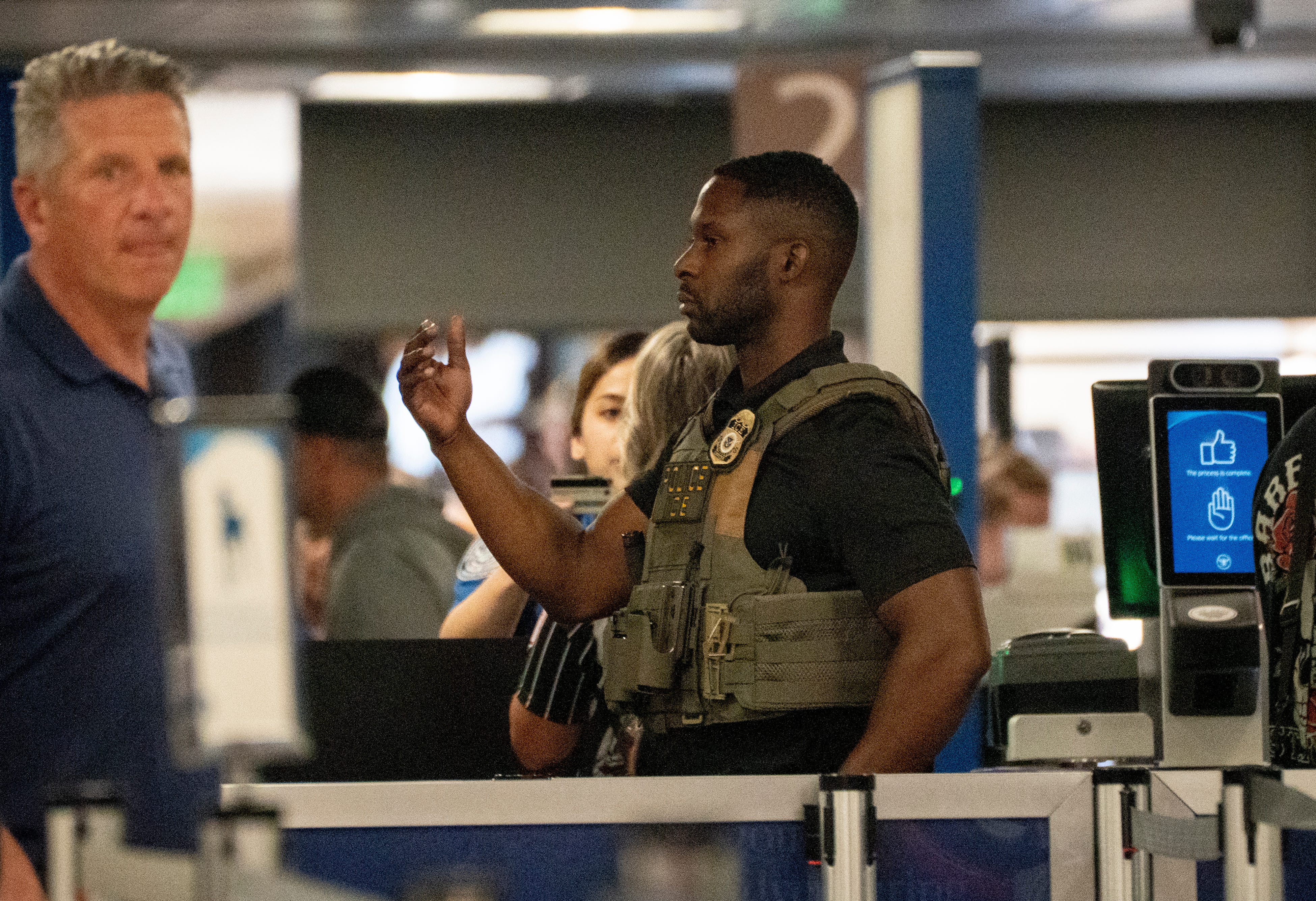 https://www.gannett-cdn.com/authoring/authoring-images/2026/03/23/PPHX/89287697007-ice-agents-working-tsa-phoenix-sky-harbor-airport-1.jpg?auto=webp&crop=3899,2193,x0,y238&format=pjpg&width=1200