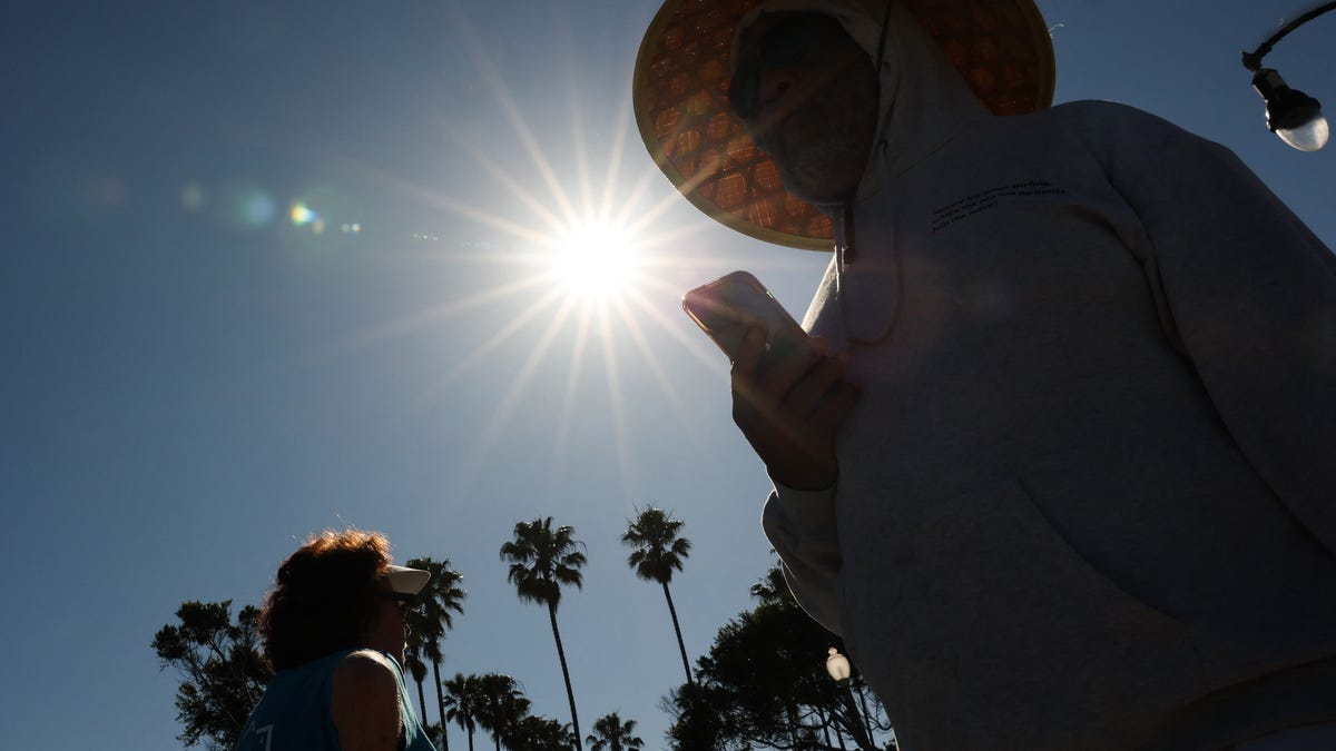 More than 400 people treated for heat-related illness at Arizona show